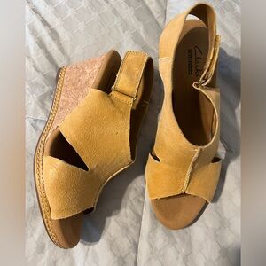 Clark’s Helio Float Nubuck Wedge Slingback Sandals size 7M